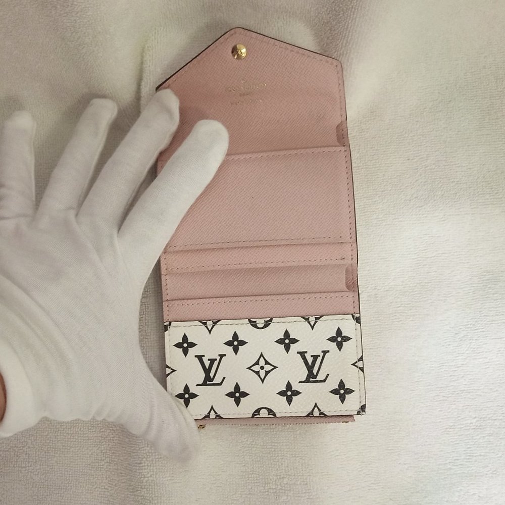 Very Good & RARE LV Zoe Giant Monogram Trifold Wallet in Rouge (Full Inclusion) - Picture 9 of 16